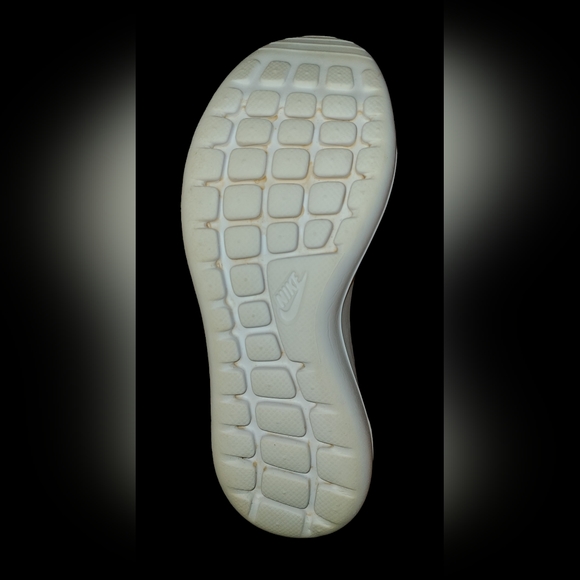 Nike size 7.5 black/white shoe - Picture 2 of 14